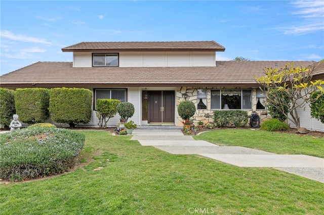 view of front of property with a front yard