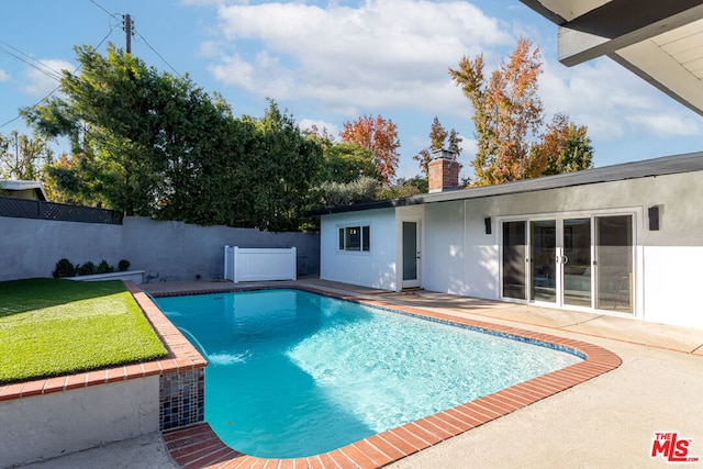 view of swimming pool featuring a patio