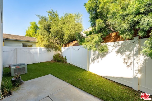 view of yard featuring a patio