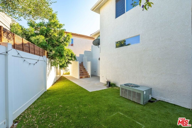 view of yard with a patio