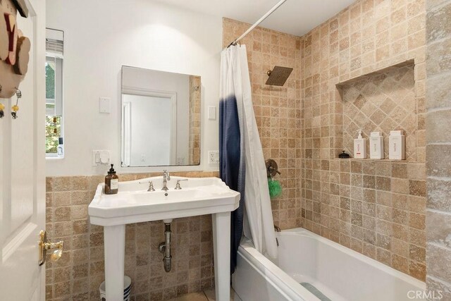 bathroom with shower / tub combo with curtain