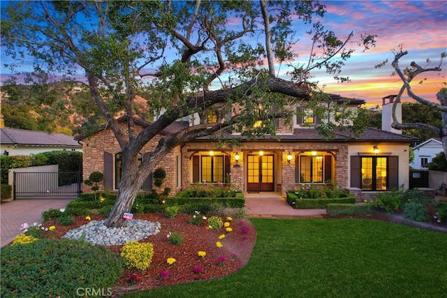 view of front of house featuring a yard