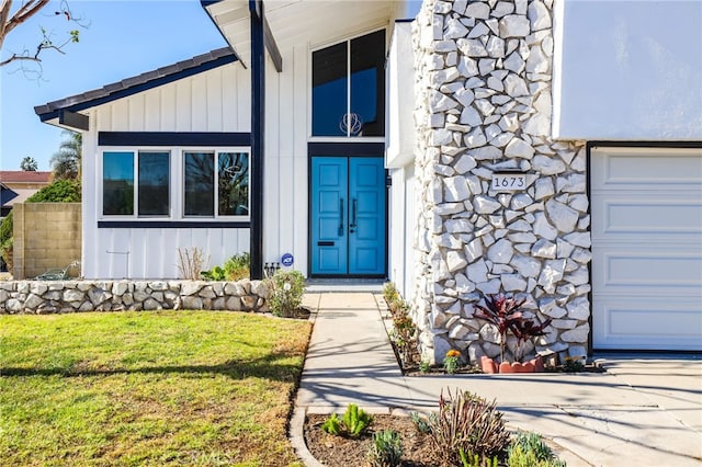 property entrance with a yard