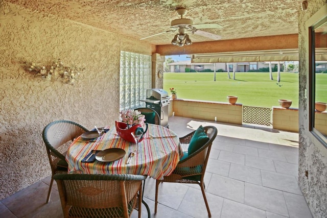 sunroom featuring ceiling fan