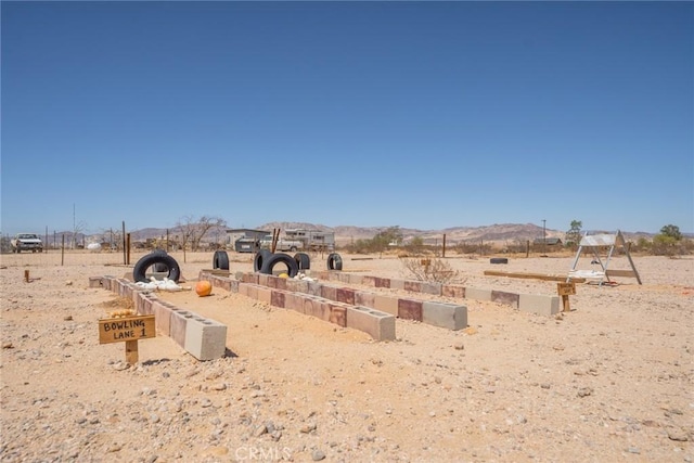 view of yard featuring a mountain view