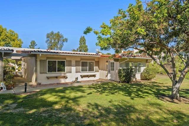 view of front facade with a front yard