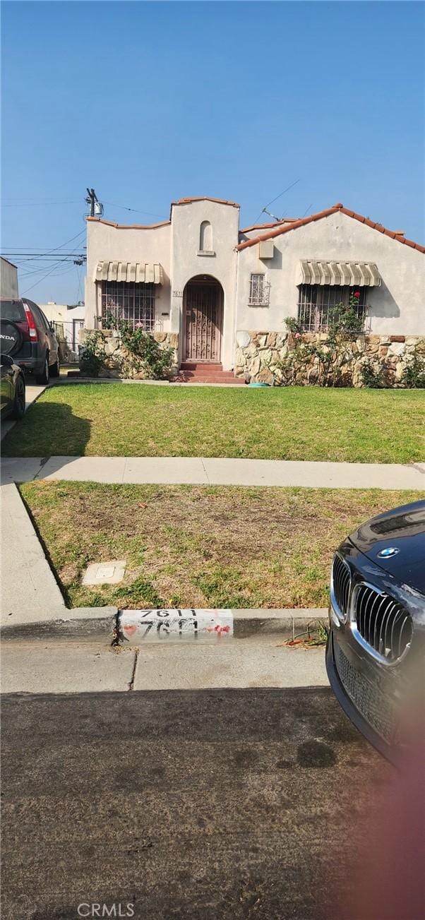 view of front of property with a front lawn