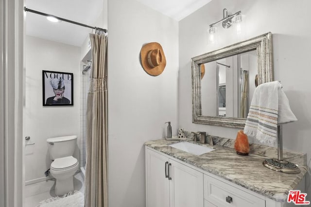 bathroom featuring a shower with shower curtain, vanity, and toilet