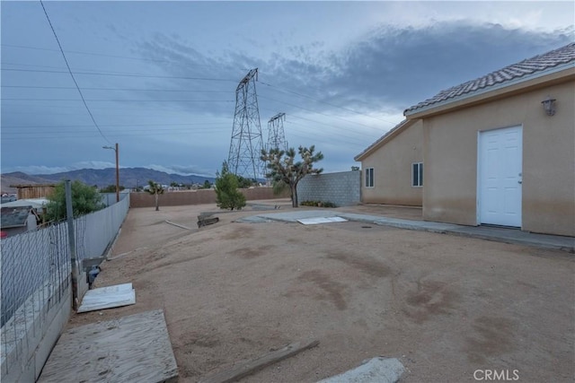 view of yard featuring a mountain view