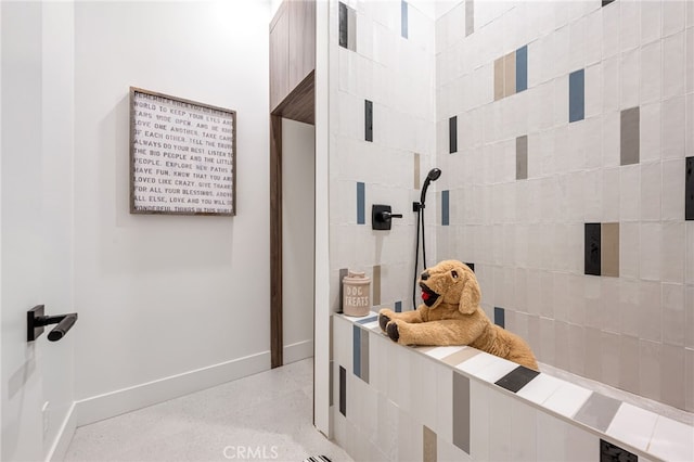 bathroom featuring a tile shower