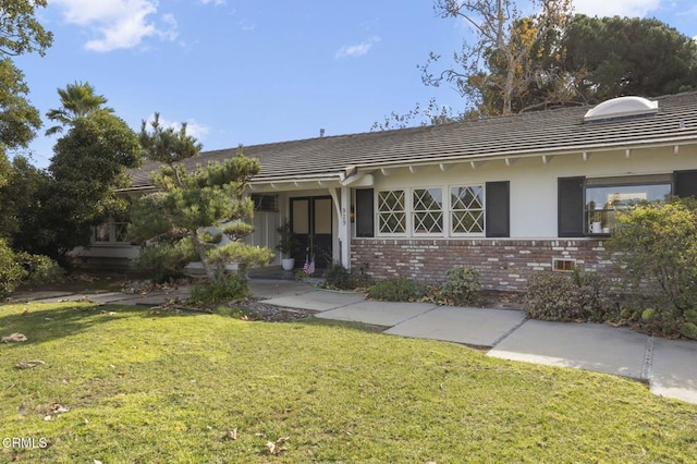 view of front of house featuring a front yard