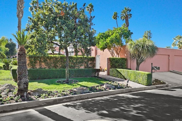 exterior space featuring a front yard