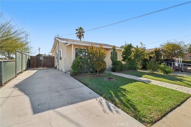 view of front of property with a front yard