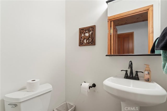 bathroom featuring toilet and sink