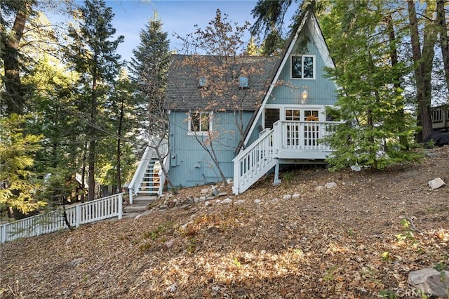 view of front facade featuring a wooden deck