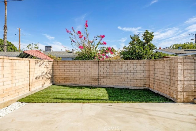 view of yard with a patio