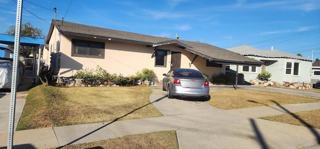 view of front of home featuring a front lawn