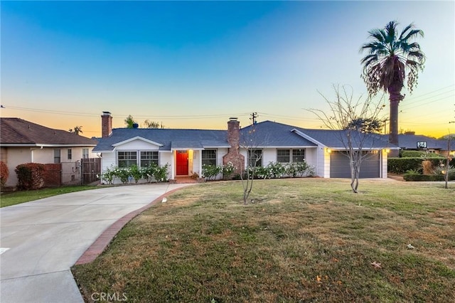 single story home featuring a lawn