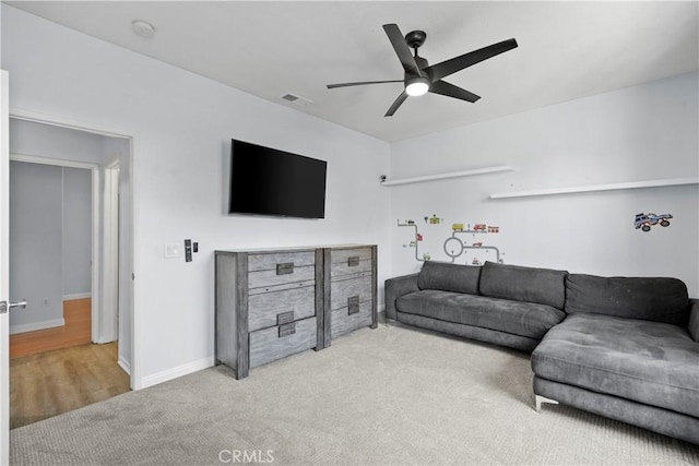 carpeted living room featuring ceiling fan