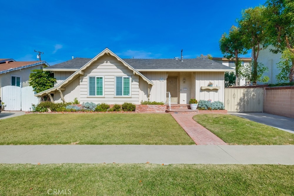 single story home with a front yard