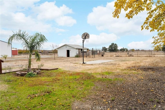 view of yard featuring a rural view and an outbuilding