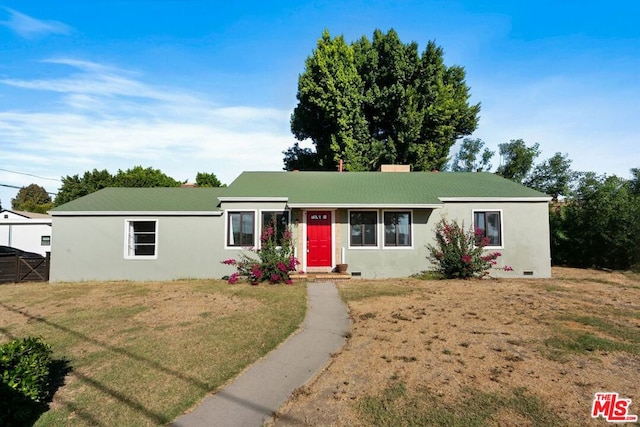 ranch-style house featuring a front lawn