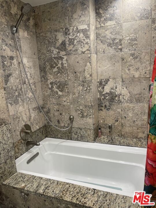 bathroom featuring tiled shower / bath