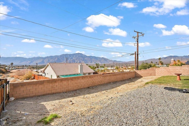 view of yard featuring a mountain view