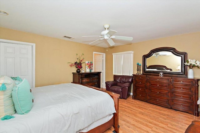 bedroom featuring light hardwood / wood-style floors and ceiling fan