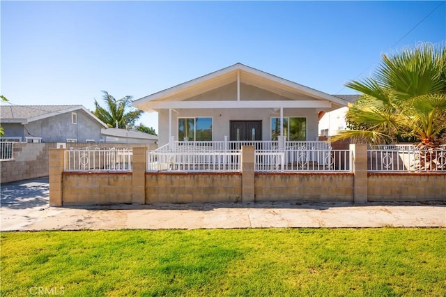 view of front of property featuring a front lawn