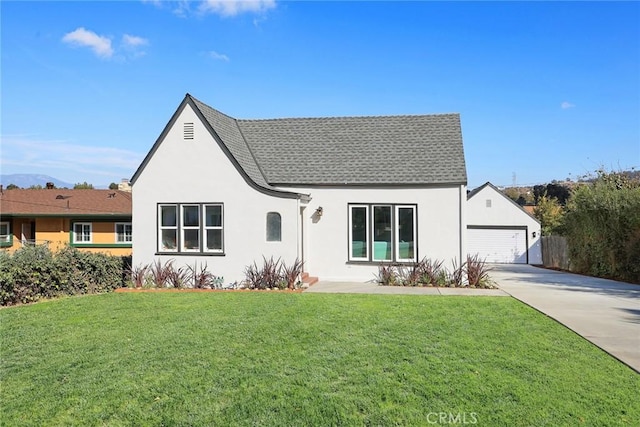 view of front of house featuring a front yard and a garage