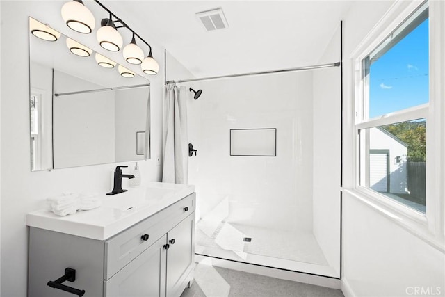 bathroom featuring a shower with shower curtain and vanity