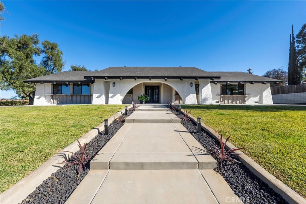 single story home featuring a front lawn