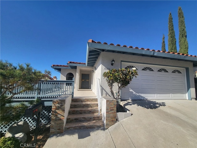 view of front facade featuring a garage