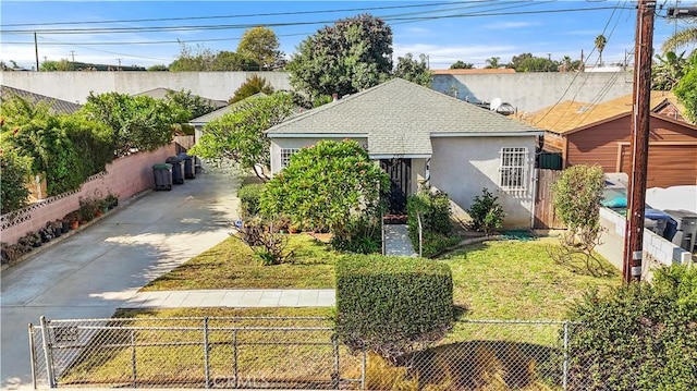 view of front of house with a front yard