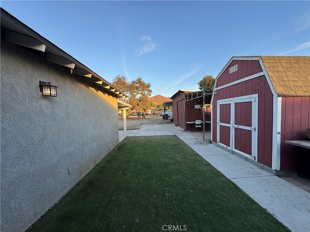 view of yard with a storage unit