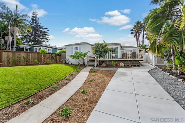 view of front facade featuring a front lawn