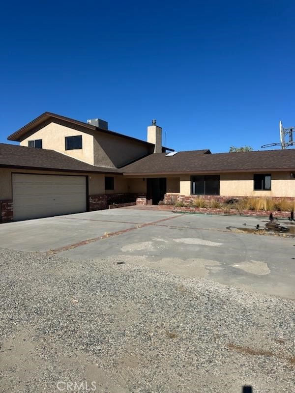 view of front facade with a garage