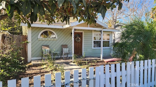view of front of house featuring a fenced front yard