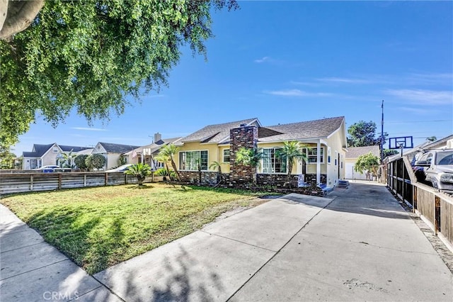 view of front of house featuring a front lawn