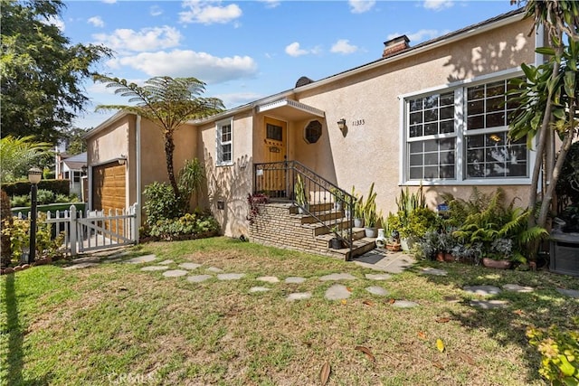 view of front facade with a front yard