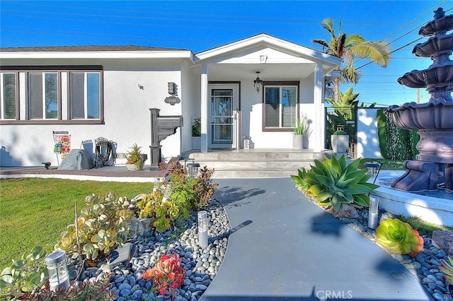 view of front of property with a front yard