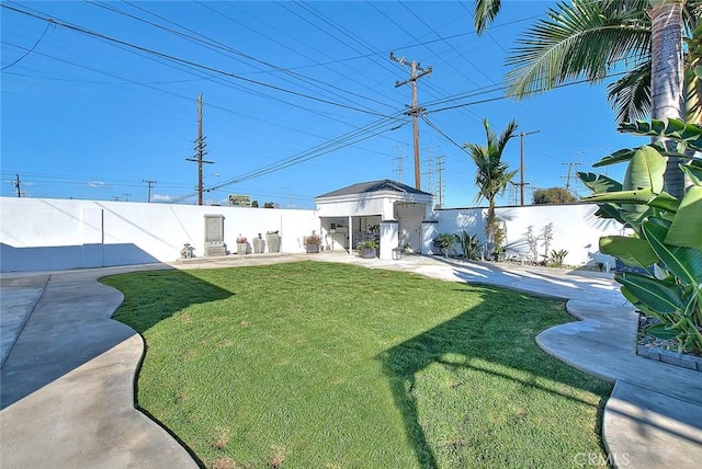 view of yard featuring an outbuilding