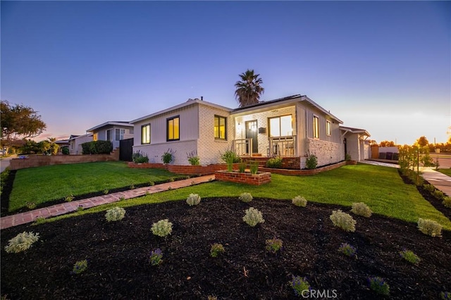 view of front of home featuring a lawn