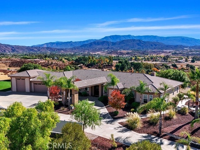 birds eye view of property featuring a mountain view