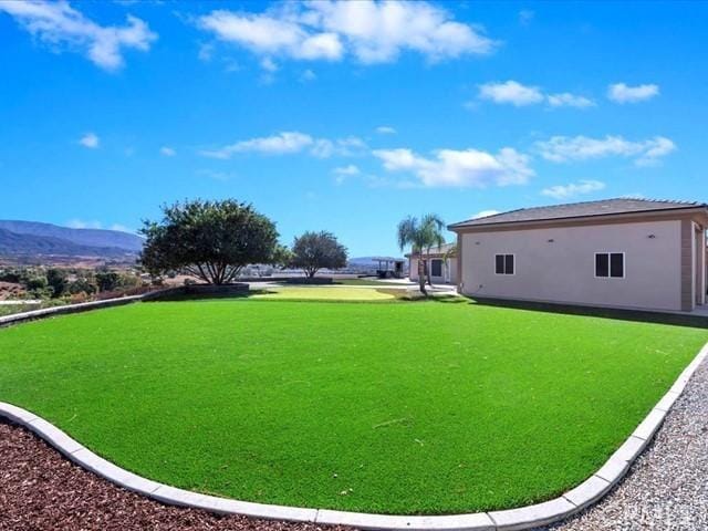 view of yard featuring a mountain view