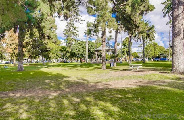 view of property's community featuring a lawn