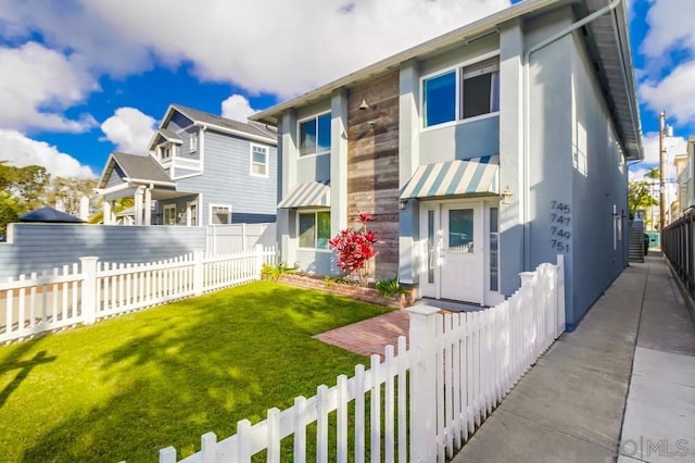 view of front of house featuring a front yard