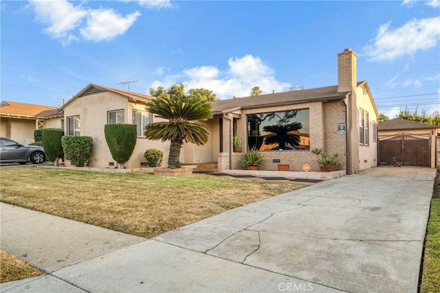 ranch-style home featuring a front lawn