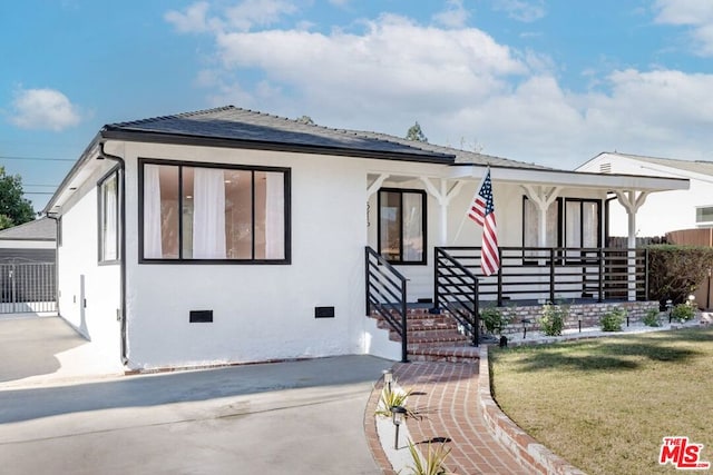 view of front of property featuring a front lawn and covered porch